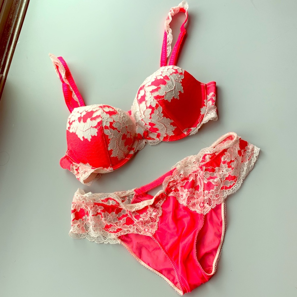 Victoria’s Secret Lace Bra and Panty Set 34B/M